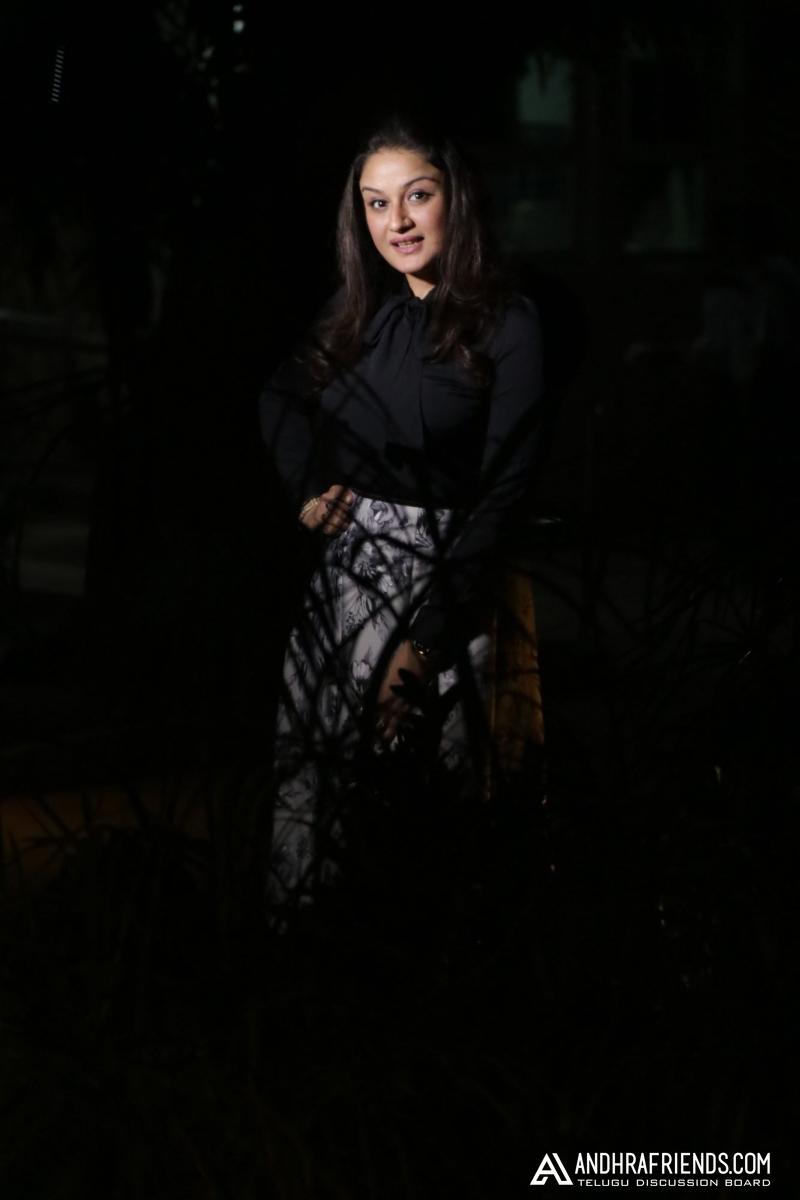 Actress sonia agarwal photos
