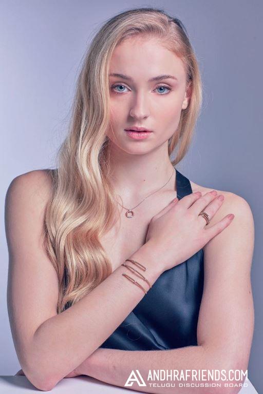 Actress Sophie Turner New Photos