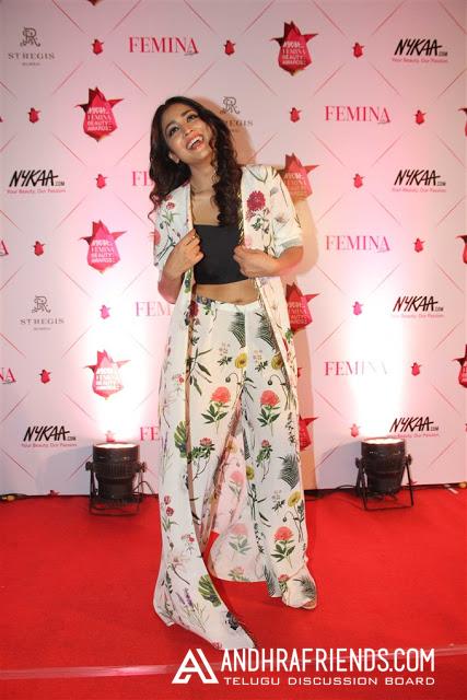 Shriya Saran New Stylish Poses at Femina Nykaa Beauty Awards 2017