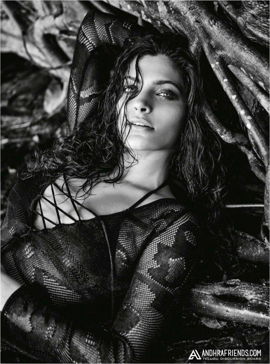 Saiyami Kher New Hot Photos