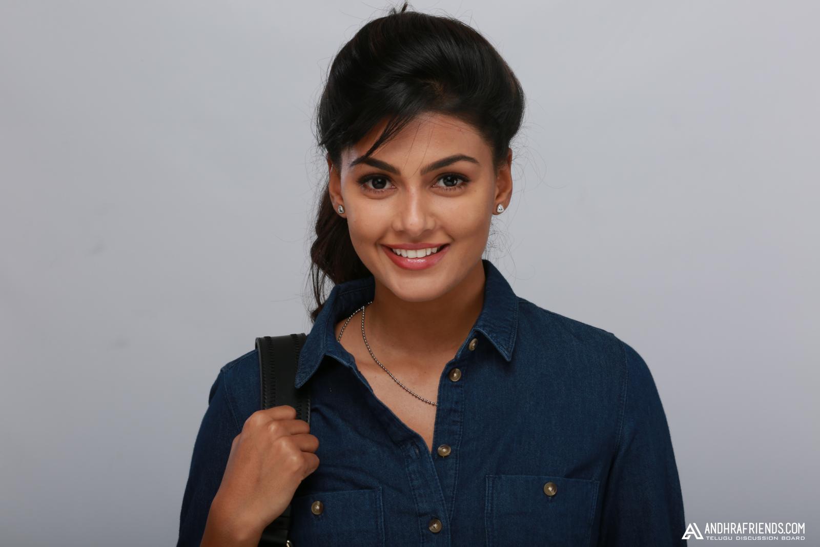 "Okkadu Migilaadu" Anisha Stills !!