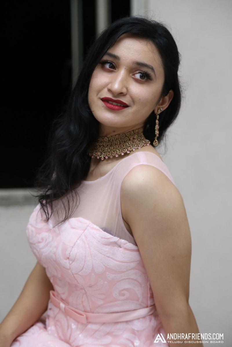 Sakshi Kakkar Photos