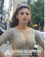 Urvashi-Rautela-Hot-Facebook-Wallpapers.jpg