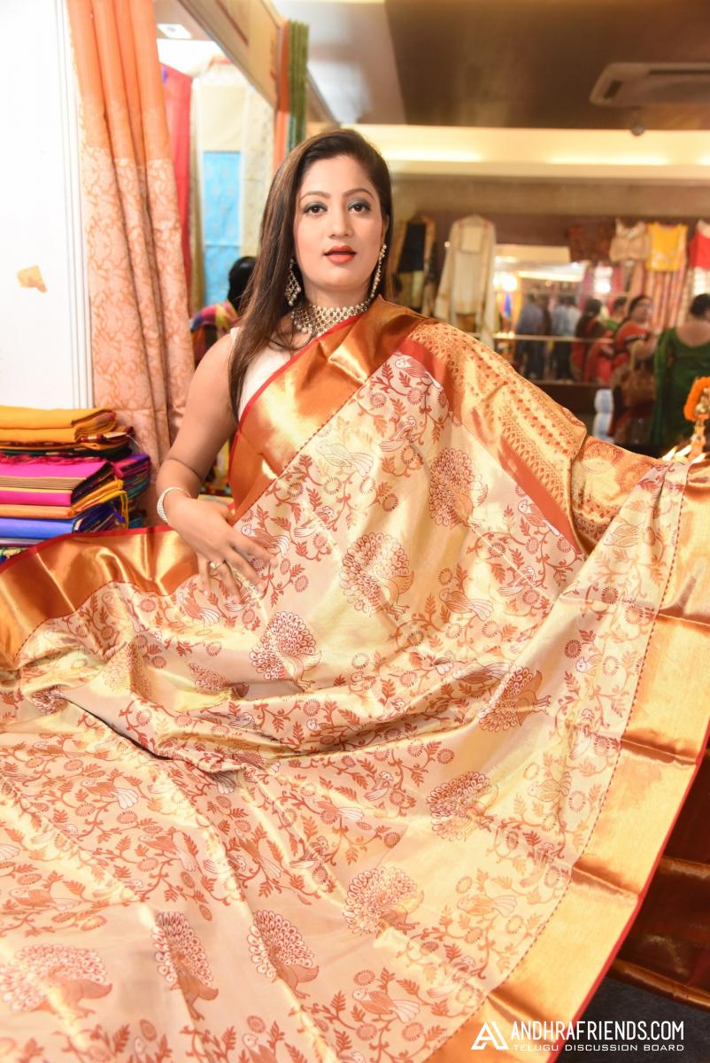 Actress Lipsa Mishra Inaugurates Silk India Expo at Bhubaneswar