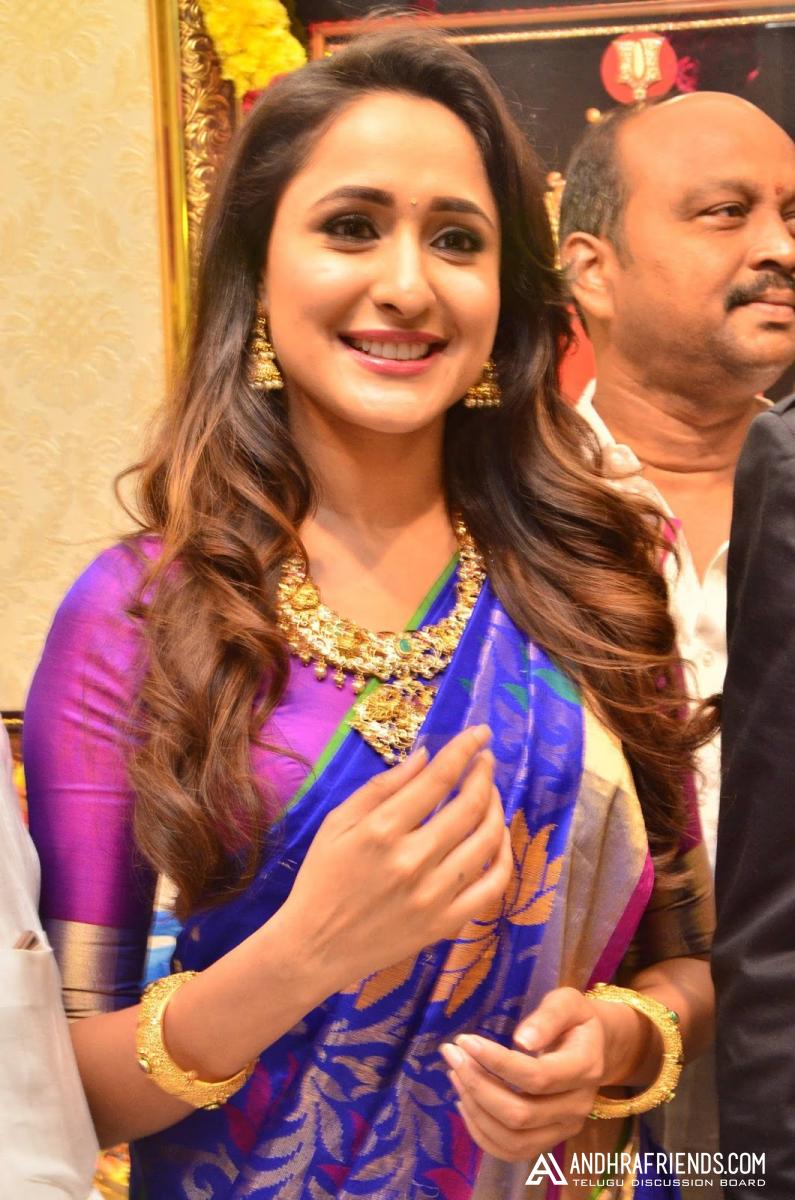 pragya-jaiswal-saree-Stills-8.jpg