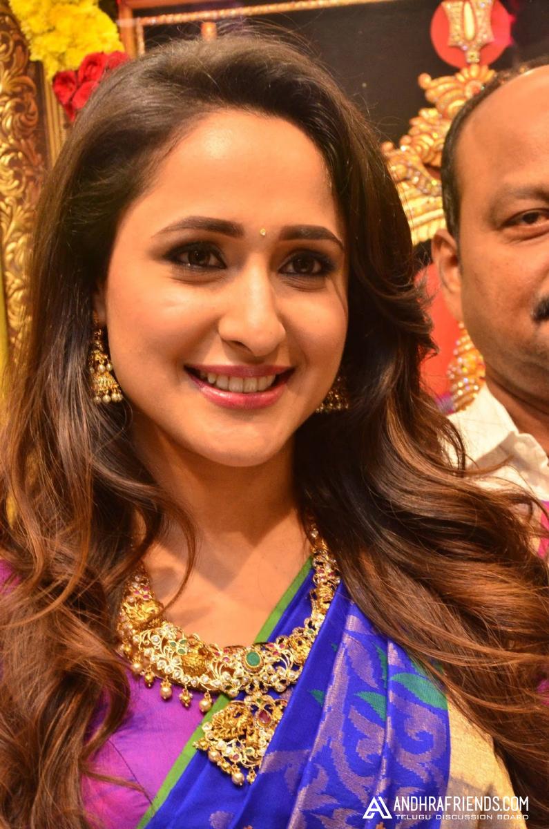 pragya-jaiswal-saree-Stills-9.jpg