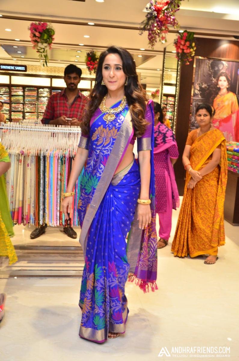 pragya-jaiswal-saree-photos-2017-1.jpg