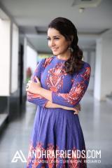 Raashi Khanna2.jpg