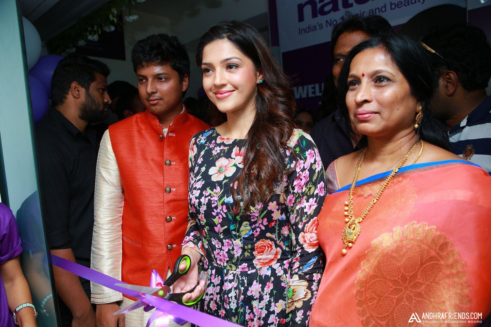 Mehreen Pirzada Inaugurates Naturals beauty salon at Sanath nagar
