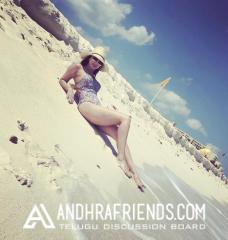 Sunny-Leone-romancing-with-Hubby-in-beach-Photos11.jpg
