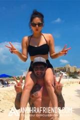 Sunny-Leone-romancing-with-Hubby-in-beach-Photos12.jpg