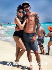 Sunny-Leone-romancing-with-Hubby-in-beach-Photos13.jpg