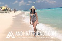 Sunny-Leone-romancing-with-Hubby-in-beach-Photos4.jpg