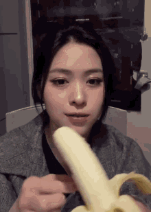 ryujin-banana-itzy-ryujin-banana.gif.15bfb1a7a9b0e79b5808fc46f4777f57.gif